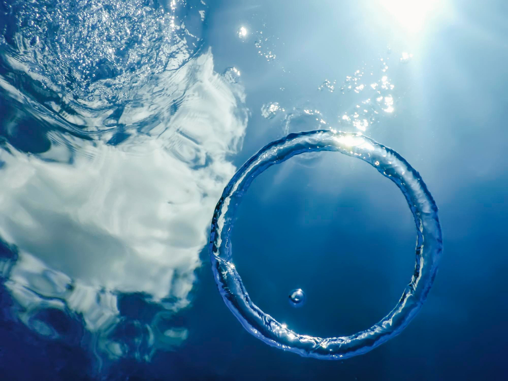 Underwater circular air bubble symbolizing industrial water reuse, water recycling, and circular water economy systems